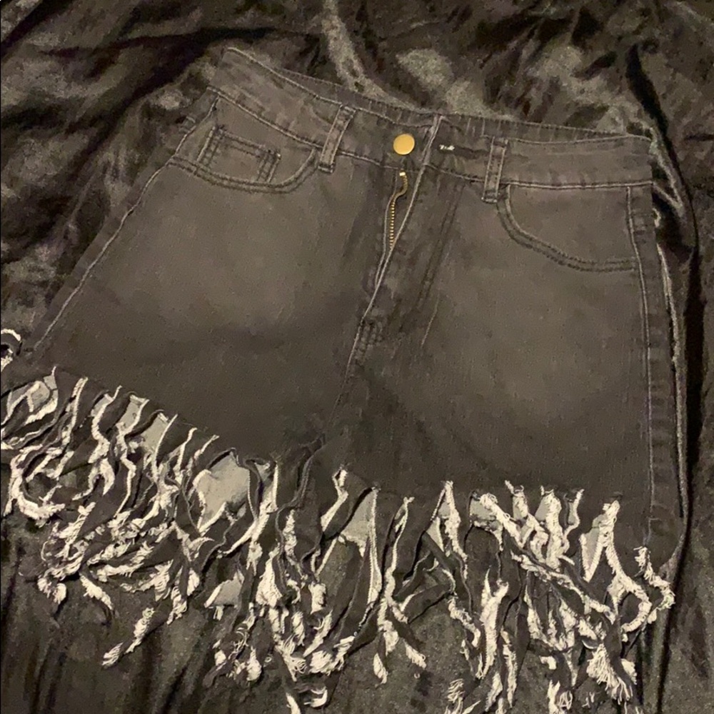 🖤BLACK HIGH WAISTED DENIM FRAY SHORTS🖤